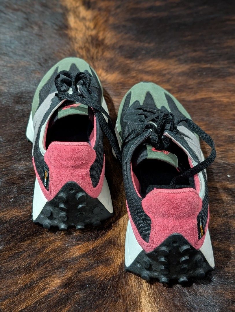 New Balance 327 (Category: Sneakers) located in Taguig. Submitted by eb989 (Listing ID 1353733116, Image 2). Description: like new US 9.5 new balance 327 gift from father but no box RFS: not using it.