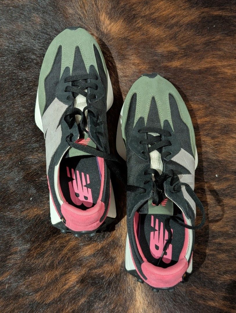 New Balance 327 (Category: Sneakers) located in Taguig. Submitted by eb989 (Listing ID 1353733116, Image 3). Description: like new US 9.5 new balance 327 gift from father but no box RFS: not using it.