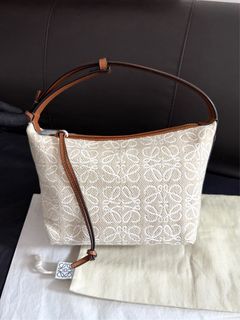 (Category: ) located in . Submitted by collynluxurybag (Listing ID 1353762415, Image 1). Description: .