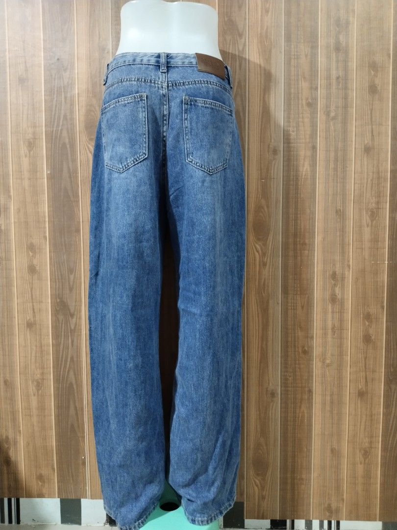 Wideleg with slit (Category: Jeans) located in Cavite. Submitted by virginiacubero08 (Listing ID 1353622313, Image 2). Description: wideleg soft denim pants size 28 length 40 very good quality.