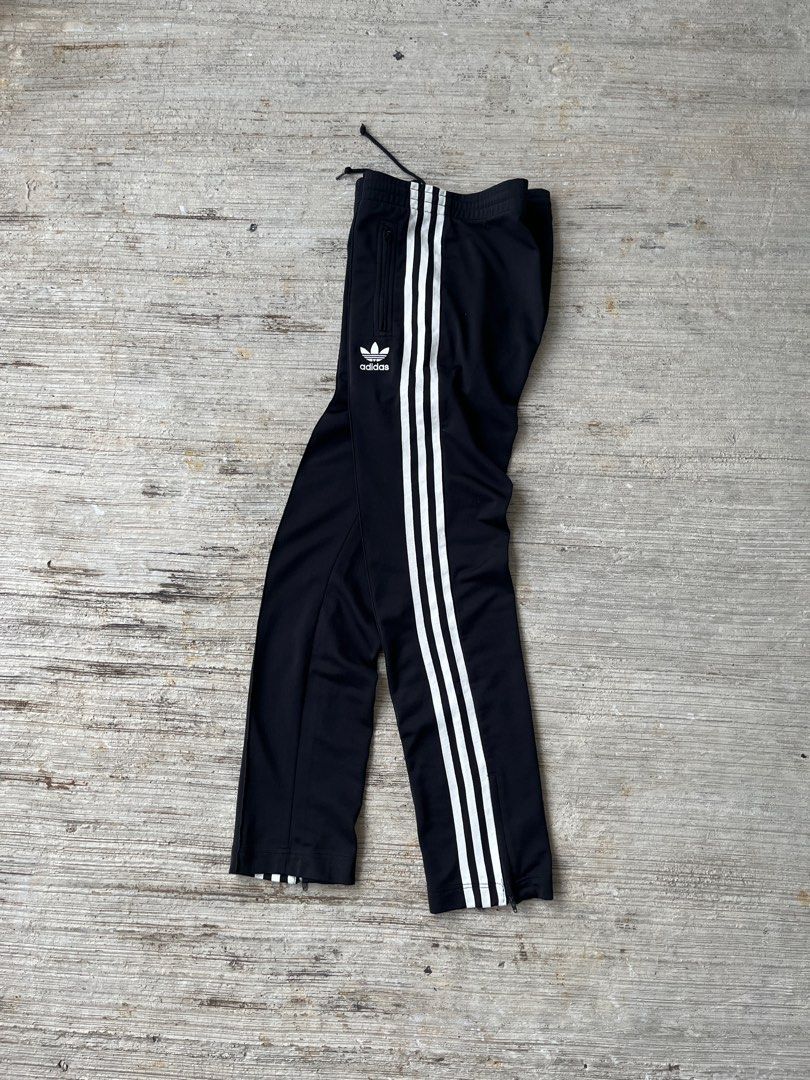 ADIDAS 3 STRIPED TRACKPANTS (Category: Joggers) located in Hulu Selangor. Submitted by zairus_ (Listing ID 1353905950, Image 1). Description: ADIDAS TRACKPANTS Size S/M Waist (30-32) inch Length (37) inch Slim fit cutting Conditon 9/10 .