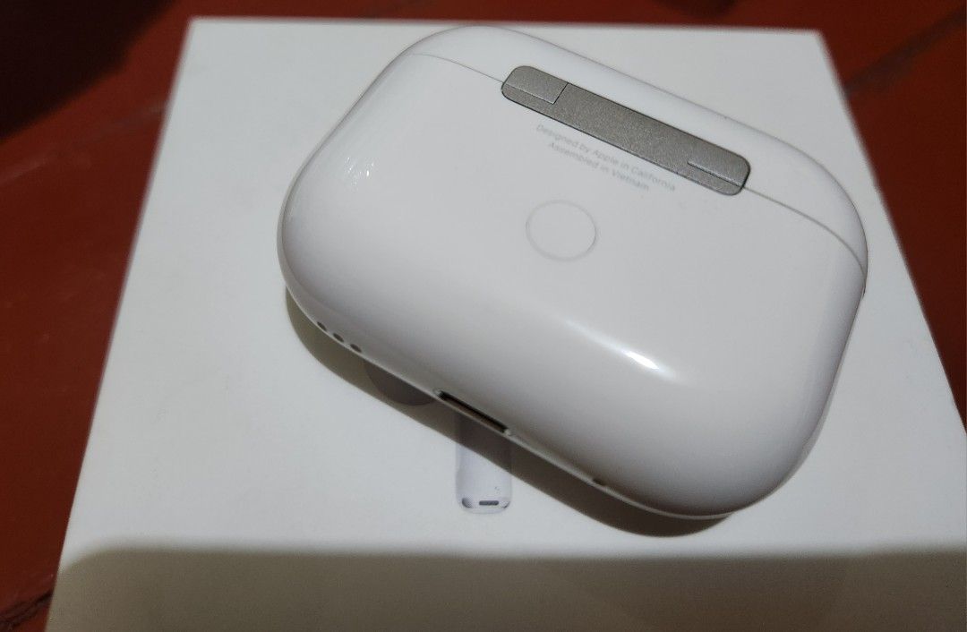 Airpods Pro ( 2nd Gen ) (Category: Earphones) located in Kawit. Submitted by markuzmathers (Listing ID 1353875304, Image 2). Description: For Sale 12,000 Airpods Pro (2nd Gen) H2 Apple silicon, amazing sound quality with Adaptive EQ Adaptive Audio¹⁵ Active Noise Cancellation Transparency mode Conversation Awareness¹⁵ Personalized Volume¹⁵ Personalized spatial audio with dynamic head trackingº Four silicone ear tip sizes for a more customizable fi