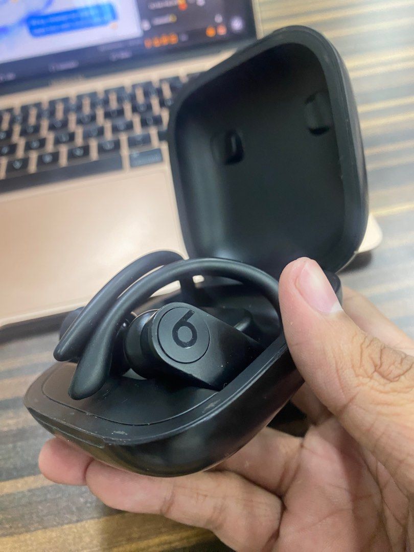 Apple Powerbeats Pro (Category: Earphones) located in Manila. Submitted by egroeg13th (Listing ID 1353837555, Image 3). Description: Selling this Powerbeats Pro, authentic unit pero has an issue on the right side of the earbud lang :(( Left earbud works well a as is when I connected it to my macbook and ipad. Issue: Right earbud dies fast, it’s a well known issue of these buds and I can’t seem to find any fix so selling it at way below srp. Anyth