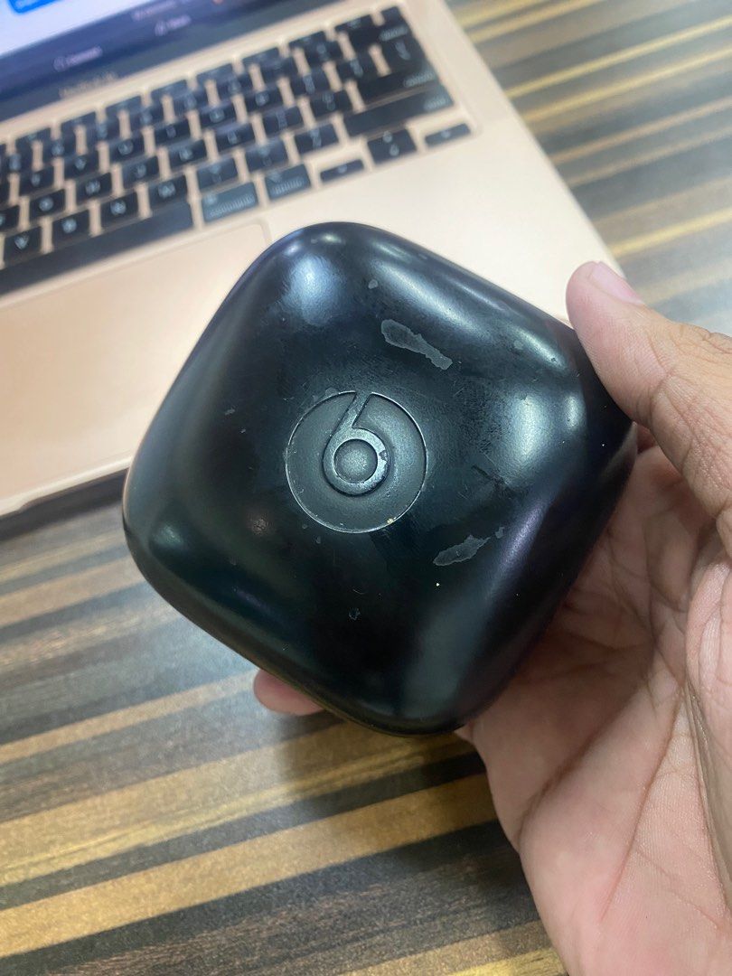 Apple Powerbeats Pro (Category: Earphones) located in Manila. Submitted by egroeg13th (Listing ID 1353837555, Image 2). Description: Selling this Powerbeats Pro, authentic unit pero has an issue on the right side of the earbud lang :(( Left earbud works well a as is when I connected it to my macbook and ipad. Issue: Right earbud dies fast, it’s a well known issue of these buds and I can’t seem to find any fix so selling it at way below srp. Anyth