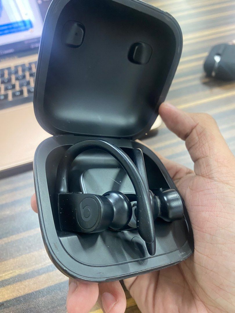 Apple Powerbeats Pro (Category: Earphones) located in Manila. Submitted by egroeg13th (Listing ID 1353837555, Image 1). Description: Selling this Powerbeats Pro, authentic unit pero has an issue on the right side of the earbud lang :(( Left earbud works well a as is when I connected it to my macbook and ipad. Issue: Right earbud dies fast, it’s a well known issue of these buds and I can’t seem to find any fix so selling it at way below srp. Anyth