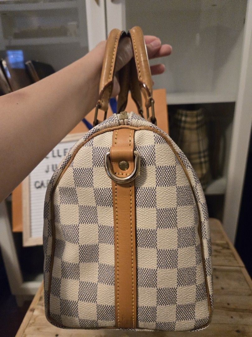 Authentic LV Speedy 25 azur (Category: Luxury Bags & Wallets) located in Las Pinas. Submitted by juliagarcia95 (Listing ID 1261307936, Image 2). Description: authentic Speedy 25 azur Converted to bandouliere by Primerestoreph authentic money back guarantee minor issue in the zipper puller please see picture cash on pick up ok check all you want upon pick up.