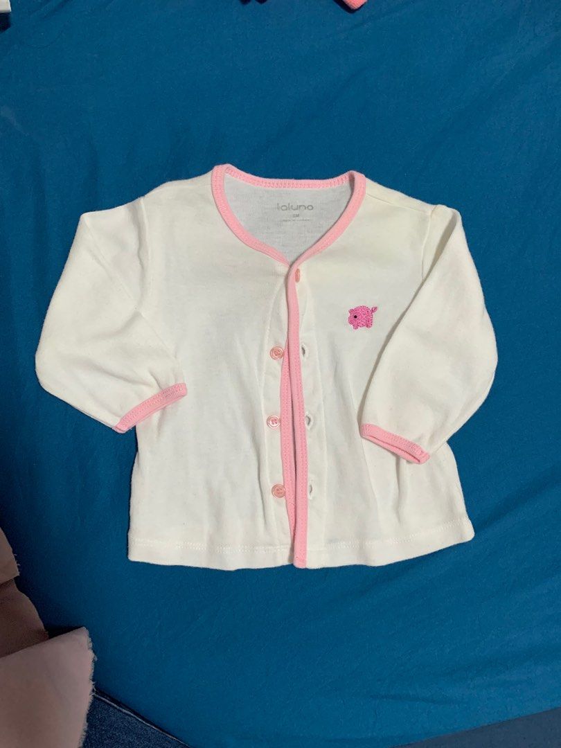 Baby Cardigan 6M (Category: Babies & Kids Fashion) located in Hermosa. Submitted by ninangjill (Listing ID 1353897724, Image 1). Description: .