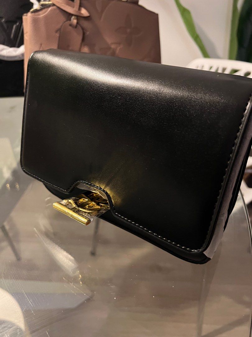 Brand new black crossbody bag (Category: Bags & Wallets) located in Melbourne. Submitted by never2o4dreamau (Listing ID 1353889502, Image 2). Description: Please check my other listing Postage +$11 Australia wide .