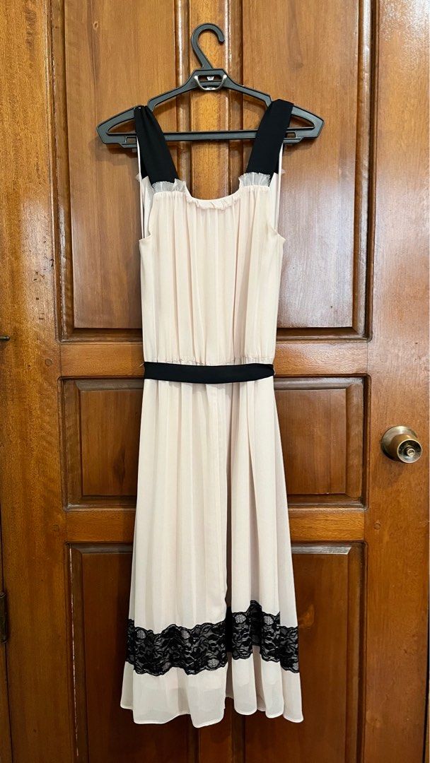DOROTHY PERKINS dress (Category: Dresses) located in Taytay. Submitted by the_seconds_shop (Listing ID 1353845651, Image 2). Description: Dress is in nude somewhat pink colour.