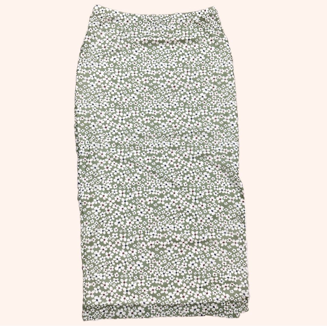 Floral Long skirt (w/ slit) (Category: Skirts) located in Taguig. Submitted by shane_declutters (Listing ID 1353960520, Image 1). Description: .