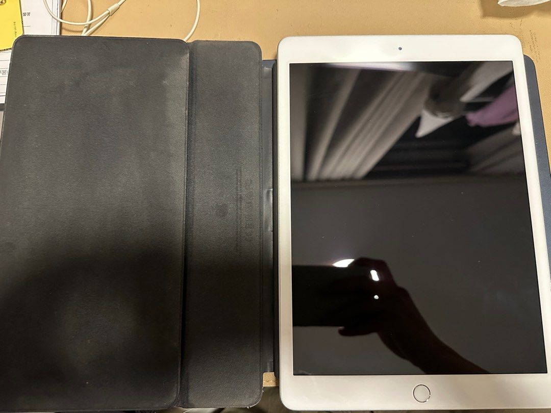 iPad8 （分類：平板電腦 - iPad）位於 Hong Kong。 由 cyw1357 提交（商品編號 1353922012，圖片 3）。簡介： iPad 一部，背面有輕微凹，keyboard 不確定是否運作，機正常使用痕跡 有興趣價錢少議 有單有盒。