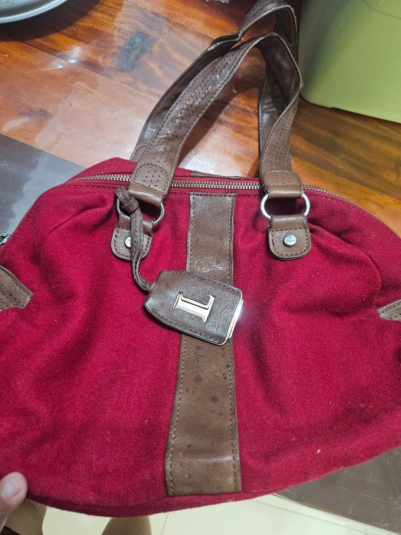 Lacoste bag (Category: Shoulder Bags) located in General Mariano Alvarez. Submitted by eiprilfa (Listing ID 1353900941, Image 1). Description: lacoste bag. kita nmn sa pic ang issue..