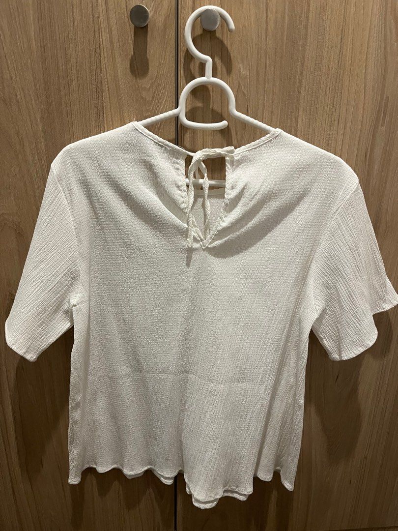 Love Bonito White Crepe Blouse (Category: Blouses) located in San Juan City. Submitted by declutterwithac (Listing ID 1353916078, Image 3). Description: Size Medium Used once Location: San Juan Manila.