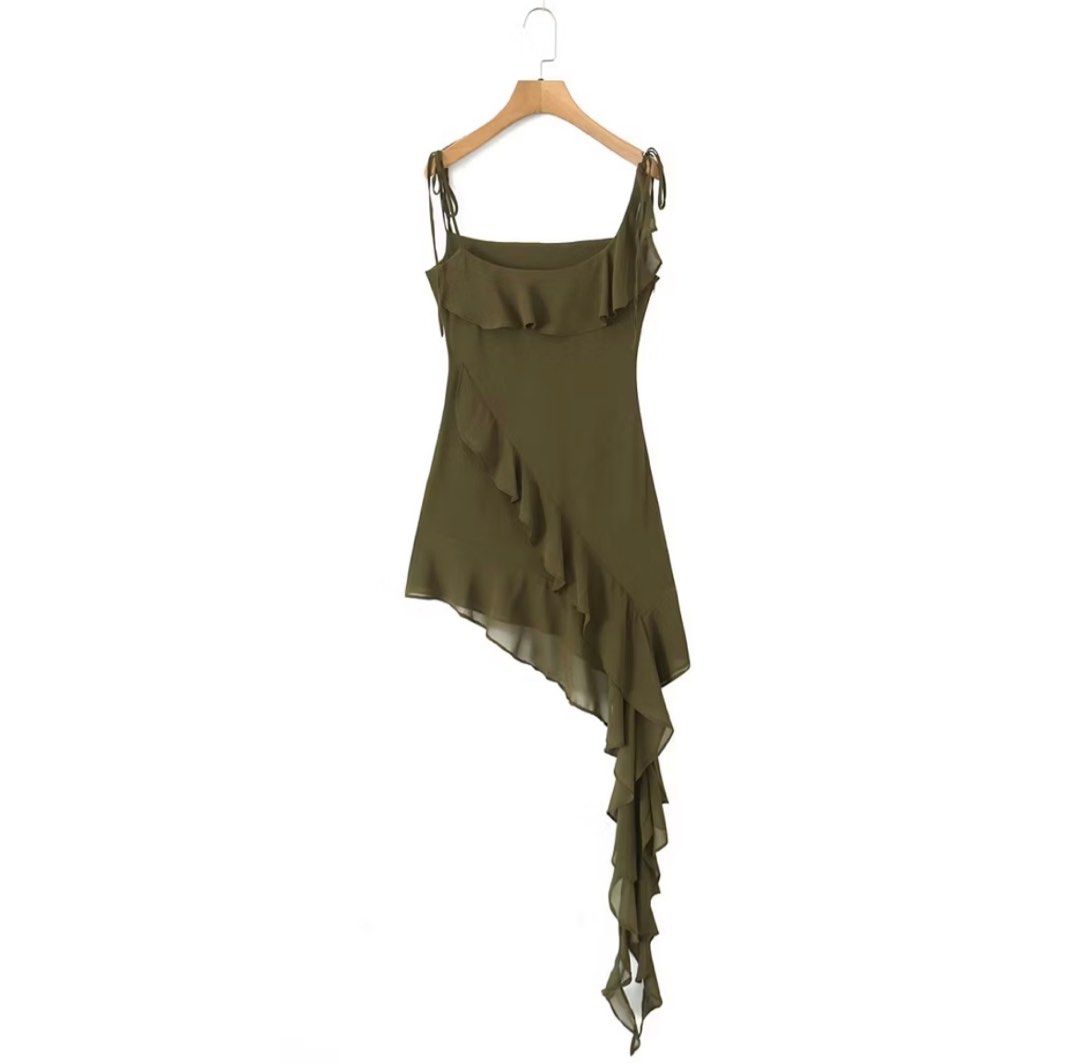 Moss green asymmetrical top (Category: Sleeveless) located in Mandaluyong City. Submitted by astuff___ (Listing ID 1353903477, Image 1). Description: Got this top on Temu. Perfect for fairycore/boho chic style! 🧚🏽‍♀️🦋🧡✨ Love this top so much but i need to let go as it doesn’t fit my bust and waist well huhu. Should’ve size up Details: Polyster material. Not stretchable Bust: 80cm Length: 82cm Waist: 70cm •••••• mop: maya/bpi/gcash loc: mandal