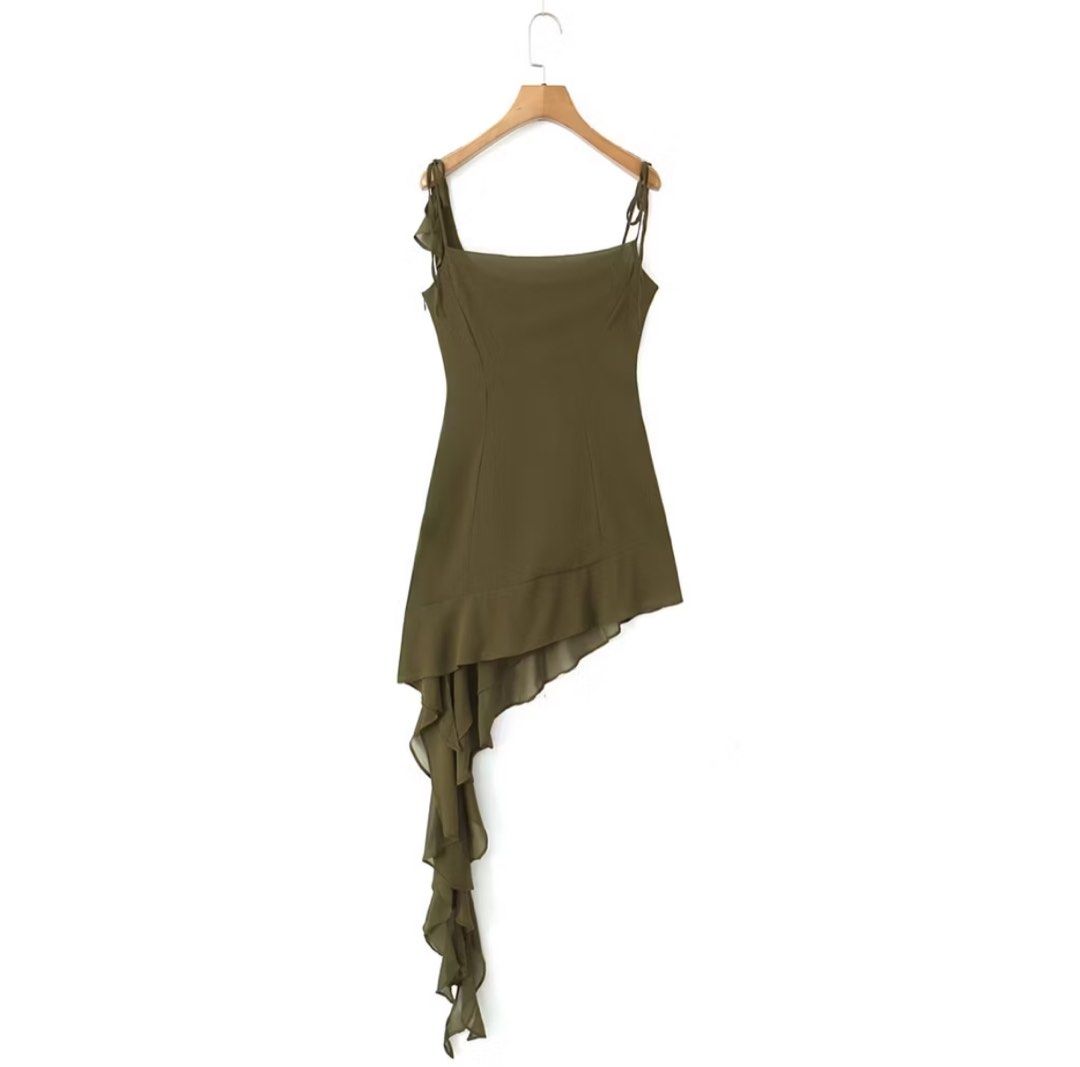 Moss green asymmetrical top (Category: Sleeveless) located in Mandaluyong City. Submitted by astuff___ (Listing ID 1353903477, Image 2). Description: Got this top on Temu. Perfect for fairycore/boho chic style! 🧚🏽‍♀️🦋🧡✨ Love this top so much but i need to let go as it doesn’t fit my bust and waist well huhu. Should’ve size up Details: Polyster material. Not stretchable Bust: 80cm Length: 82cm Waist: 70cm •••••• mop: maya/bpi/gcash loc: mandal