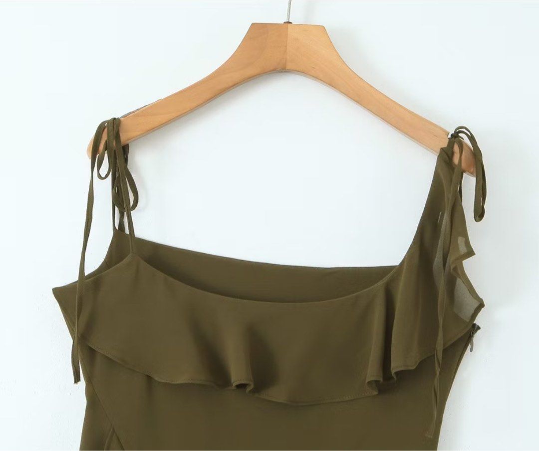 Moss green asymmetrical top (Category: Sleeveless) located in Mandaluyong City. Submitted by astuff___ (Listing ID 1353903477, Image 3). Description: Got this top on Temu. Perfect for fairycore/boho chic style! 🧚🏽‍♀️🦋🧡✨ Love this top so much but i need to let go as it doesn’t fit my bust and waist well huhu. Should’ve size up Details: Polyster material. Not stretchable Bust: 80cm Length: 82cm Waist: 70cm •••••• mop: maya/bpi/gcash loc: mandal