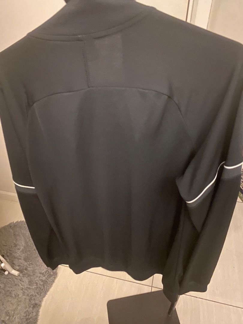 Nike jacket (Category: Activewear) located in Kuala Lumpur. Submitted by isabel291 (Listing ID 1353885665, Image 3). Description: Like new .