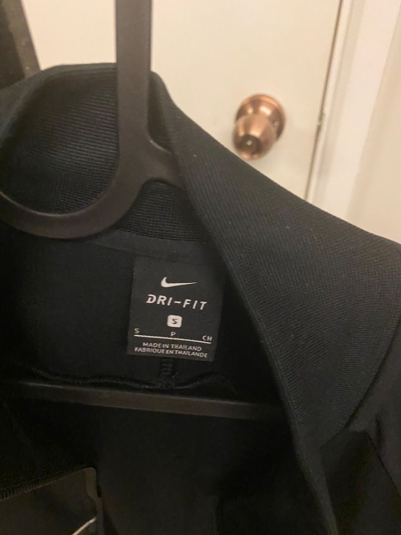 Nike jacket (Category: Activewear) located in Kuala Lumpur. Submitted by isabel291 (Listing ID 1353885665, Image 2). Description: Like new .