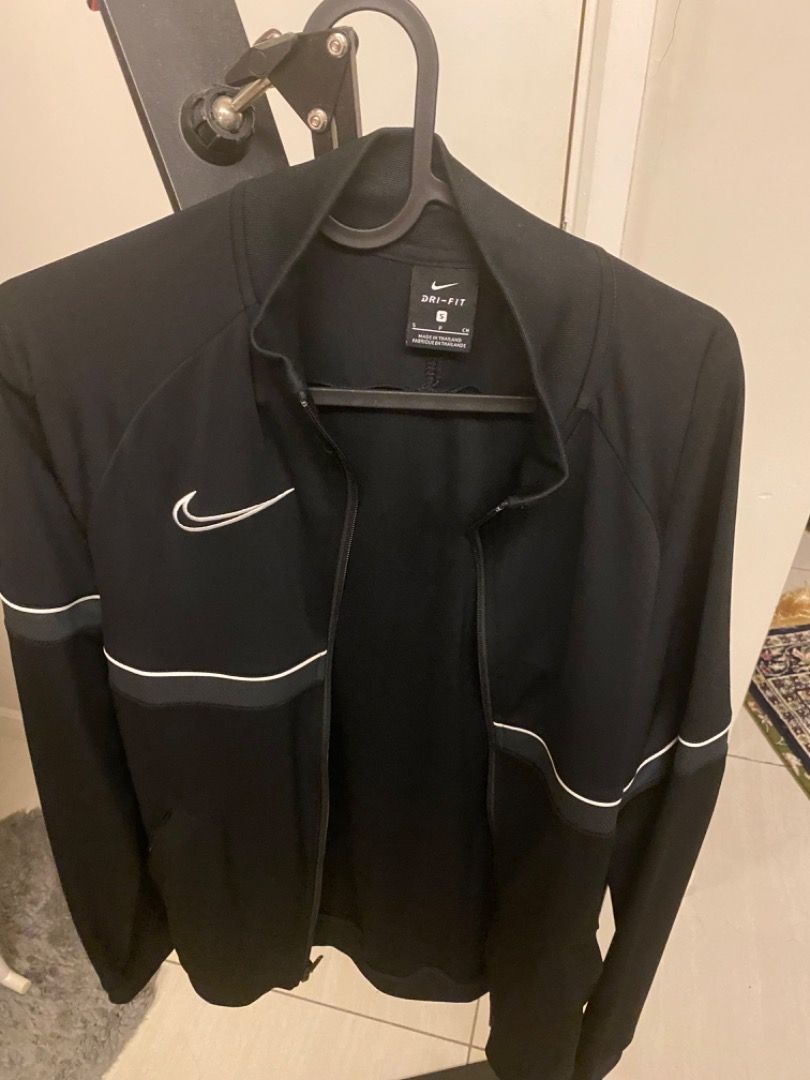 Nike jacket (Category: Activewear) located in Kuala Lumpur. Submitted by isabel291 (Listing ID 1353885665, Image 1). Description: Like new .