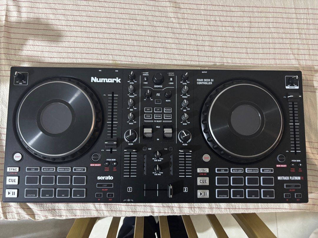 Numark Mixtrack Platinum FX