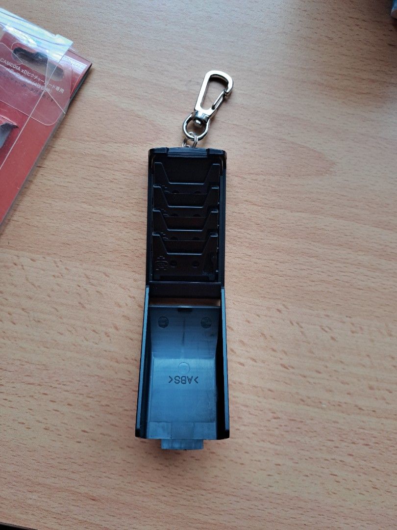 Olympus XD Card Storage Case (Category: Camera Bags & Carriers) located in Kuala Lumpur. Submitted by truevintageantiques (Listing ID 1353881127, Image 3). Description: Tempat letak Olympus XD Card. Brand New 🫶🏻.