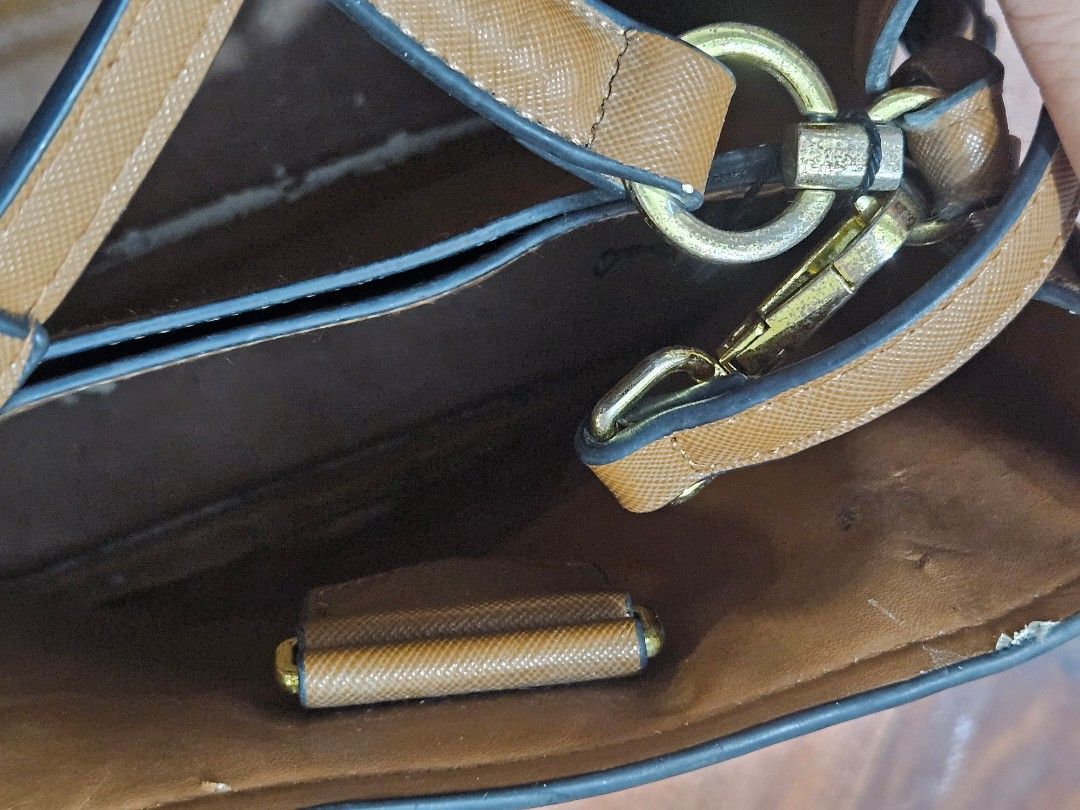 Prada bag (Category: Shoulder Bags) located in General Mariano Alvarez. Submitted by eiprilfa (Listing ID 1353920983, Image 3). Description: may issue. pache k nlng po sa pictures..