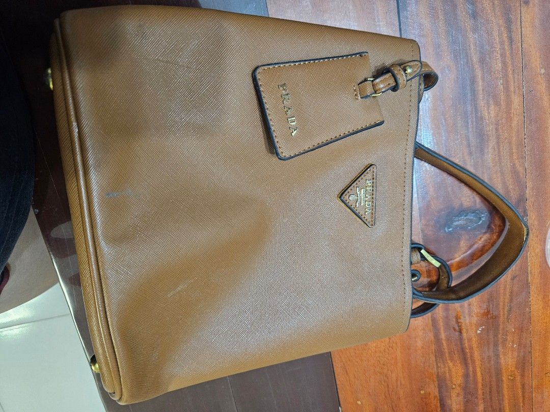 Prada bag (Category: Shoulder Bags) located in General Mariano Alvarez. Submitted by eiprilfa (Listing ID 1353920983, Image 2). Description: may issue. pache k nlng po sa pictures..