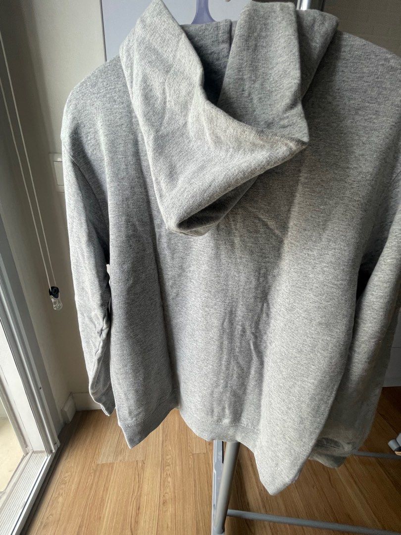 Pre-loved hoodie (Category: Coats, Jackets and Outerwear) located in Taguig. Submitted by ranunculus2021 (Listing ID 1353901076, Image 2). Description: Preloved Topshop Size : S (fits M) SF : to be arranged and shouldered by buyer 📍BGC, Taguig MOP : Gcash/Maya .