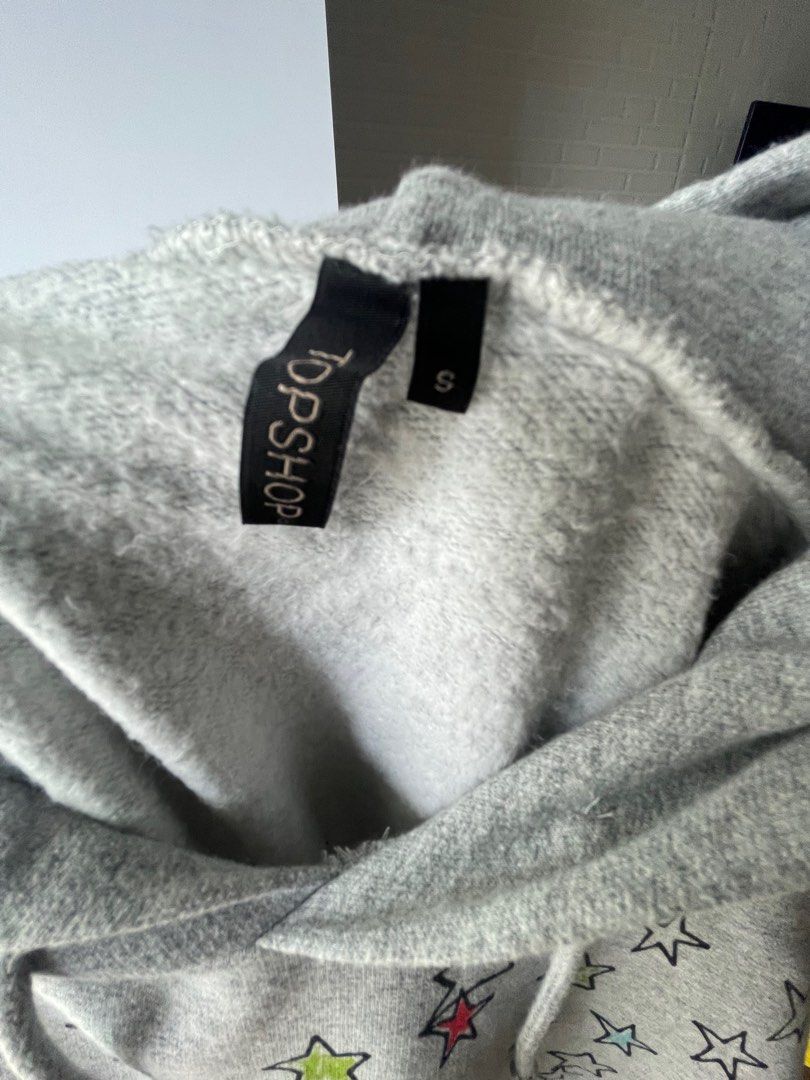 Pre-loved hoodie (Category: Coats, Jackets and Outerwear) located in Taguig. Submitted by ranunculus2021 (Listing ID 1353901076, Image 3). Description: Preloved Topshop Size : S (fits M) SF : to be arranged and shouldered by buyer 📍BGC, Taguig MOP : Gcash/Maya .
