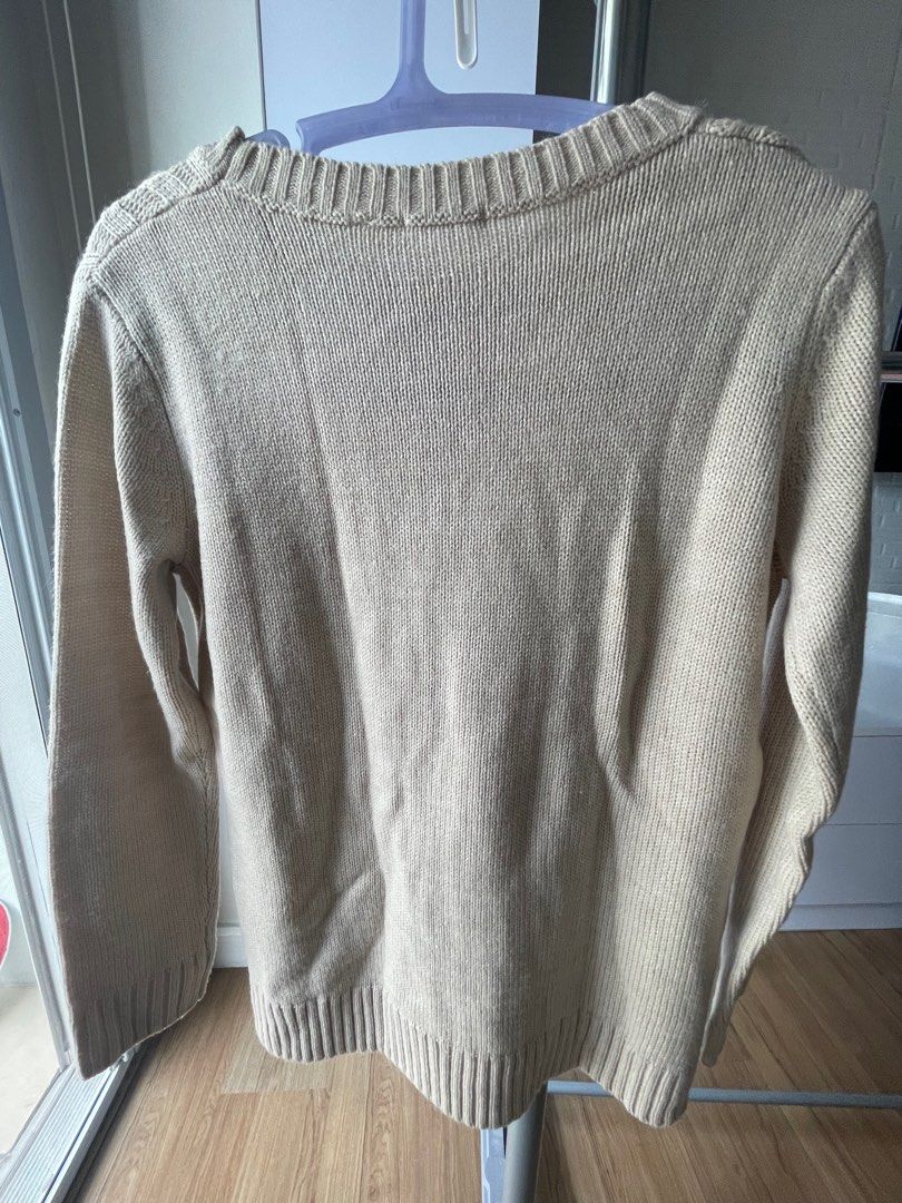 Pre-loved Uniqlo sweater knit (Category: Others Tops) located in Taguig. Submitted by ranunculus2021 (Listing ID 1353900147, Image 2). Description: Preloved Uniqlo Size : L SF : to be arranged and shouldered by buyer 📍BGC, Taguig MOP : Gcash/Maya .