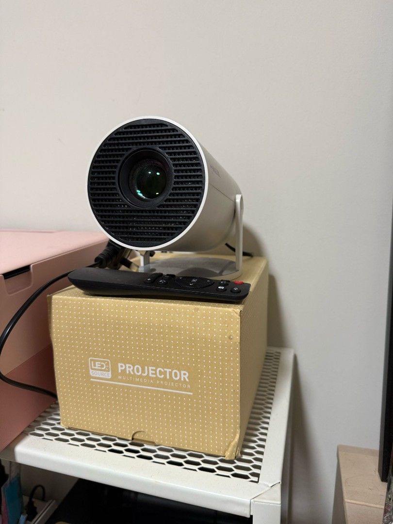 Projector (Category: Projectors) located in Singapore. Submitted by nsrlhqq (Listing ID 1353888939, Image 1). Description: selling off due to under usage..