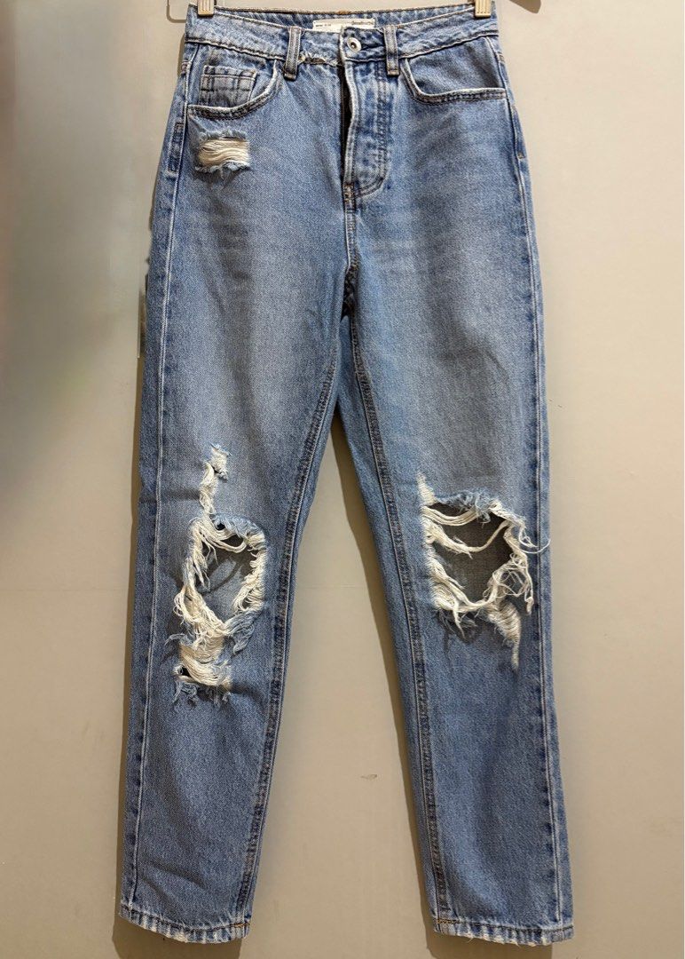 Stradivarius High Waist Mom Jeans (Category: Jeans) located in Antipolo. Submitted by ivyg22 (Listing ID 1353784232, Image 1). Description: Ripped Jeans Size: 24.