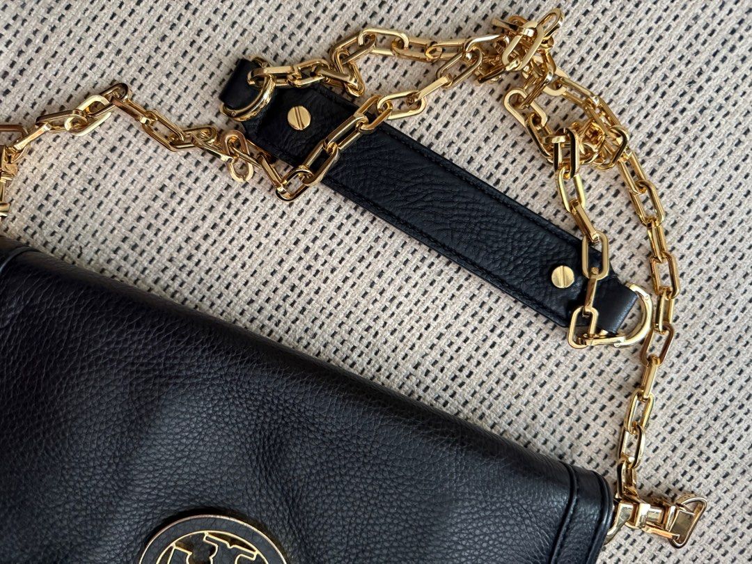Tory Burch WOC/ Clutch Bag (Category: Luxury Bags & Wallets) located in Taguig. Submitted by cams_declutter (Listing ID 1353875099, Image 2). Description: Tory Burch Wallet on Chain / clutch bag Rarely used No scratches oneather.