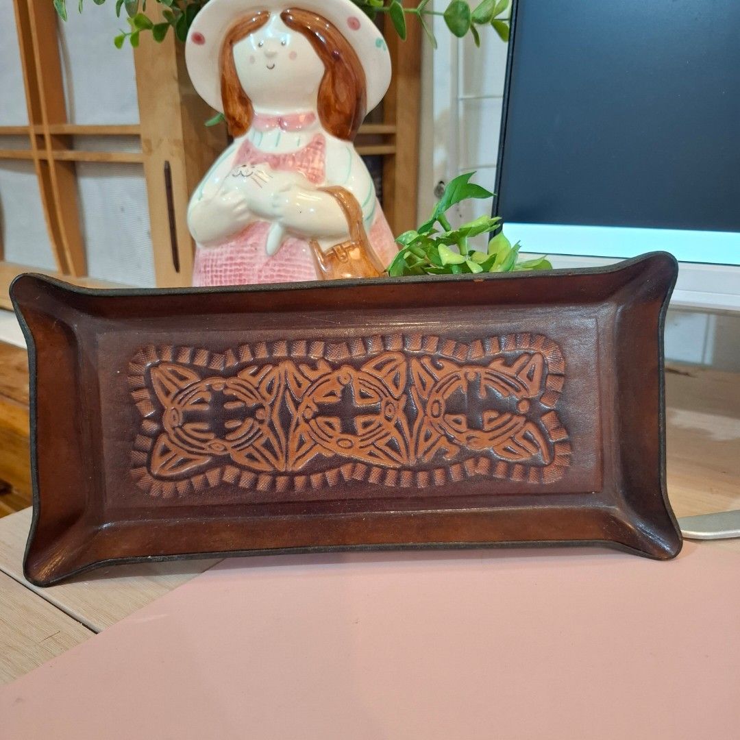 Vintage handtooled genuine leather catchplate catch all tray (Category: Dinnerware & Cutlery) located in Dasmarinas. Submitted by millennialmeetsvintage (Listing ID 1353856021, Image 1). Description: 26 x 12 cm last price posted no haggling 🙅‍♀️ 📌shipping via lalamove only 📌no reservations, first-to-pay basis 📌no physical store, no walk-ins 📌ships from dasma cavite 📌no COD transactions.