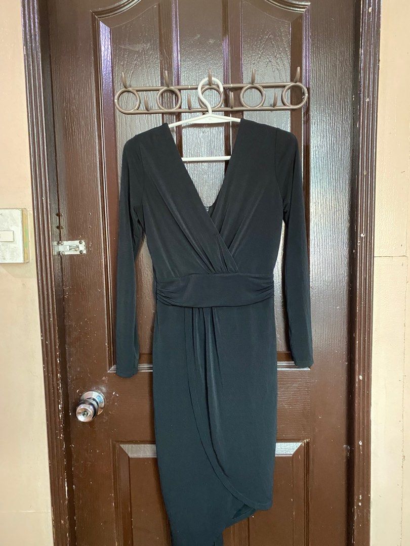 Black Fitted Dress (Category: Dresses) located in Manila. Submitted by pinpoints (Listing ID 1350733146, Image 1). Description: Nice shape Stretchy fabric Can be worn formal or corporate Evening dress.