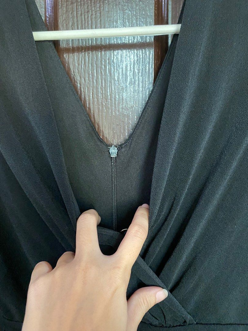Black Fitted Dress (Category: Dresses) located in Manila. Submitted by pinpoints (Listing ID 1350733146, Image 2). Description: Nice shape Stretchy fabric Can be worn formal or corporate Evening dress.