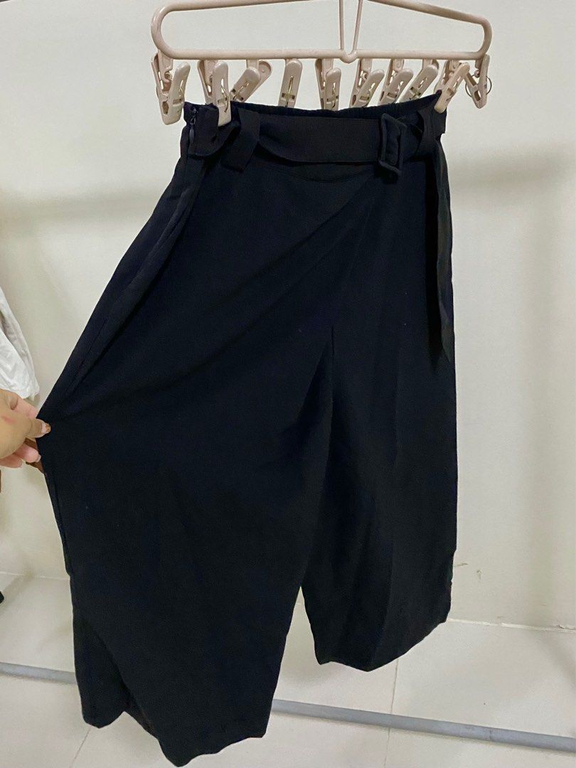 Black Office Square Pants with Belt (Category: Other Bottoms) located in Silang. Submitted by cesc4a (Listing ID 1350832876, Image 1). Description: slighty garterized; 24” to 28” waist 30” length zipper + hook soft, flowy fabric price is negotiable via lalamove only sf shouldered by buyer 📍 Silang, Cavite.