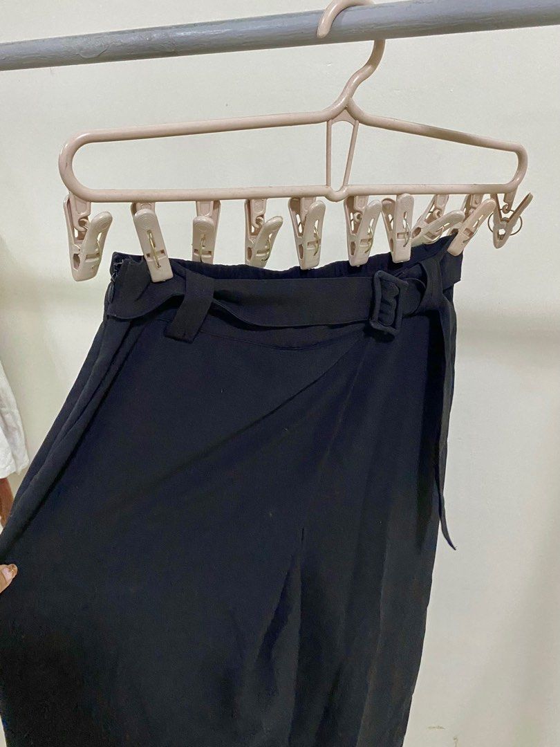 Black Office Square Pants with Belt (Category: Other Bottoms) located in Silang. Submitted by cesc4a (Listing ID 1350832876, Image 2). Description: slighty garterized; 24” to 28” waist 30” length zipper + hook soft, flowy fabric price is negotiable via lalamove only sf shouldered by buyer 📍 Silang, Cavite.