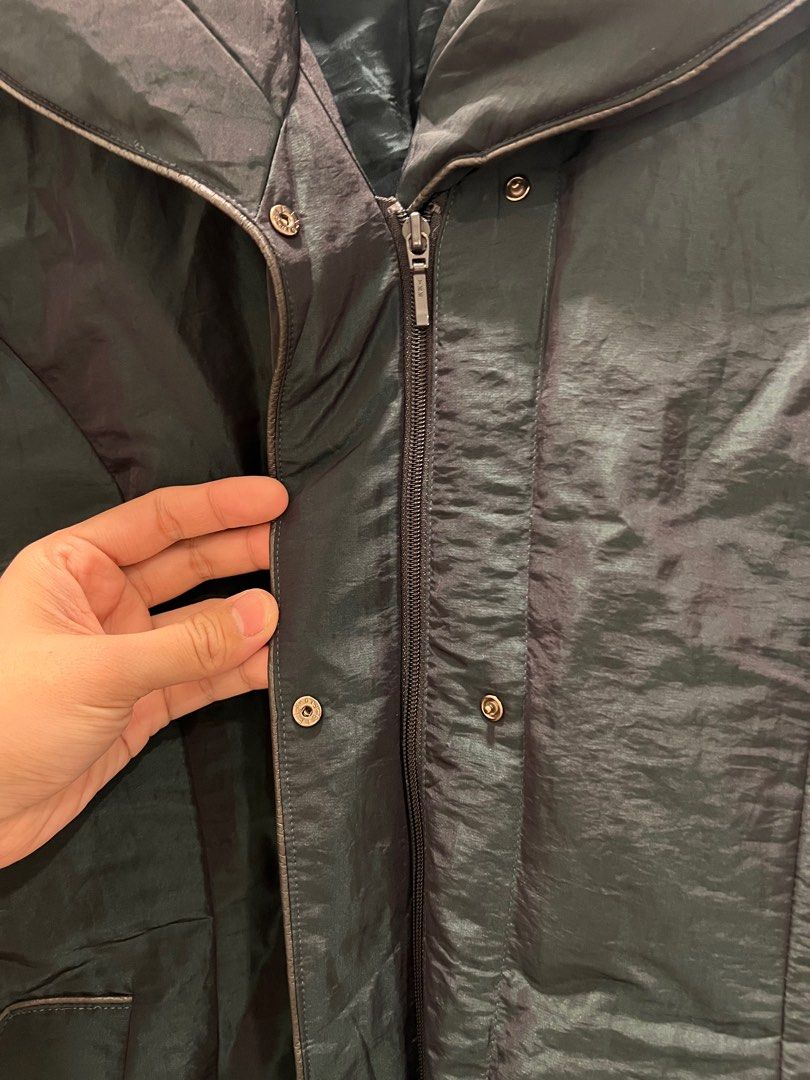 Winter Down jacket (Category: Coats, Jackets and Outerwear) located in Kuala Lumpur. Submitted by sitikuke (Listing ID 1350849365, Image 3). Description: Dual tone black - dark green.95% down.5% feather.all zip and buttons functioning. Original price is rm1k +.