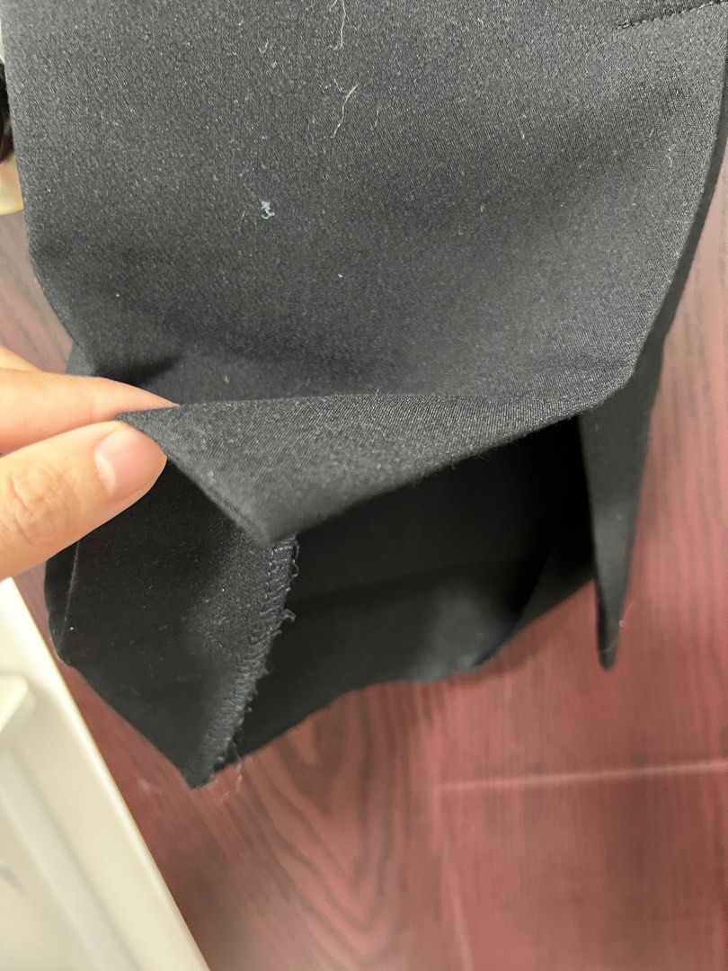 H&M black pants (Category: Other Bottoms) located in Carmona. Submitted by Raiment (Listing ID 1350743457, Image 2). Description: See the 2nd picture for a flaw.