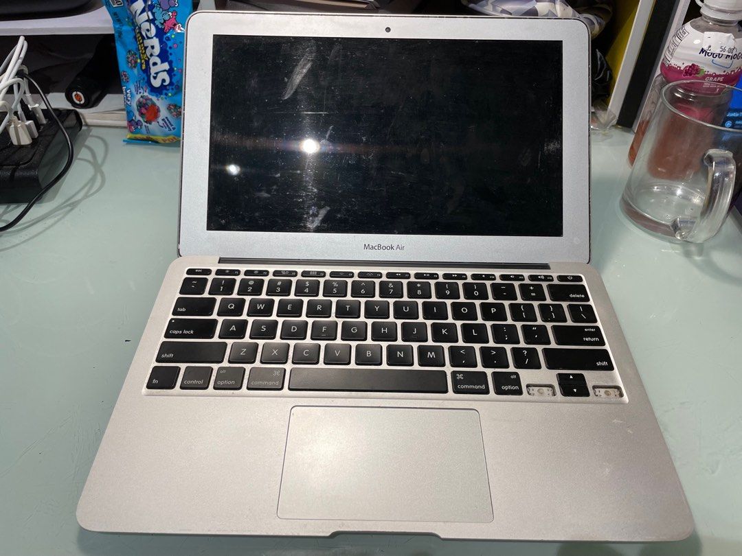 MacBook Air (11-inch, Early 2015) (Category: Laptops & Notebooks) located in Paranaque City. Submitted by mochabunny2 (Listing ID 1350838834, Image 3). Description: RFS: Upgraded Inclusions: Macbook Air Portable and lightweight, good for school, work, and other recreational use. It has no software issues and is in overall good condition, although there are signs of usage. It is equipped with a USB Port for printer connection and other uses. Can s