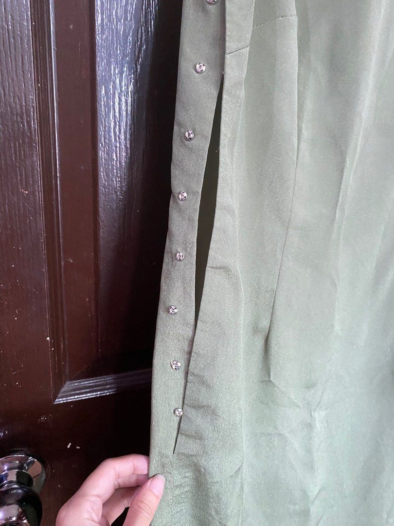 Maxi Dress with slit (Category: Dresses) located in Manila. Submitted by pinpoints (Listing ID 1350734138, Image 3). Description: Used once only Slightly manipis good for summer wear with slits on both sides.