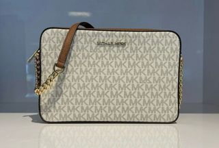 (Category: ) located in . Submitted by Stylerfinds (Listing ID 1350889503, Image 1). Description: .