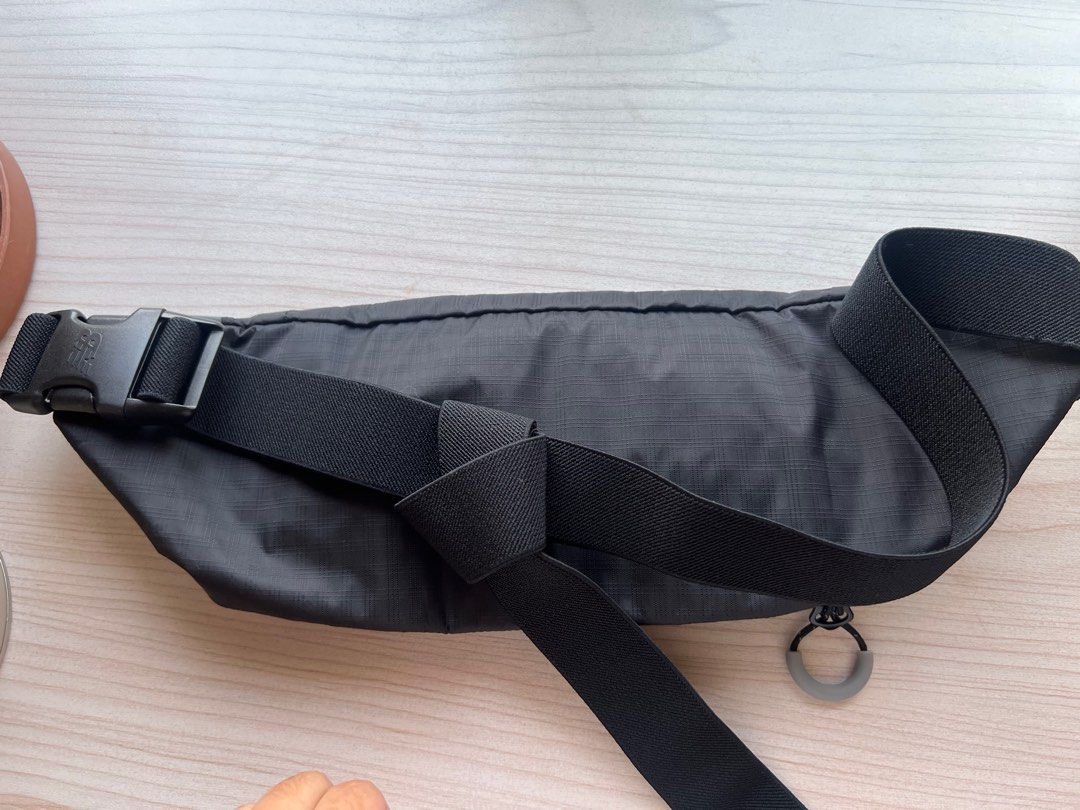 New Balance Belt Bag (Category: Cross-body Bags) located in Quezon City. Submitted by freedomsturtle (Listing ID 1350894785, Image 2). Description: Bought for 1800 from Planet Sports last January, tried once to fit but too big for me Tag already removed.