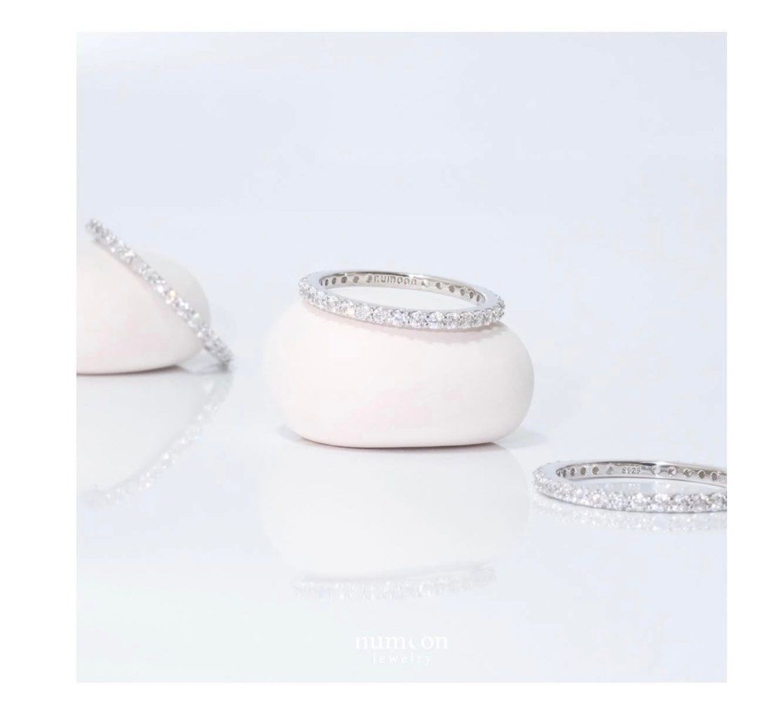 Numoon Silver Ring （分類：戒指）位於 Hong Kong。 由 peachybaebae 提交（商品編號 1350838205，圖片 1）。簡介： 購自朗豪坊店，全銀滿鑽款非常易襯 m size 本人帶中指合適 請留意不包戒指盒，圖中戒指盒只是作影相用途，因為買的時候都沒有盒 包numoon本身附送的抹銀布，皮袋。