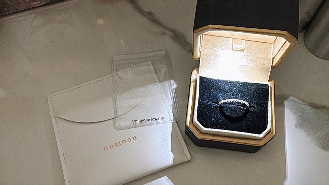 Numoon Silver Ring （分類：戒指）位於 Hong Kong。 由 peachybaebae 提交（商品編號 1350838205，圖片 2）。簡介： 購自朗豪坊店，全銀滿鑽款非常易襯 m size 本人帶中指合適 請留意不包戒指盒，圖中戒指盒只是作影相用途，因為買的時候都沒有盒 包numoon本身附送的抹銀布，皮袋。