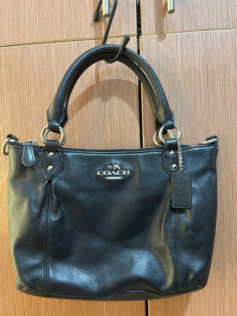 Original Coach leather handbag (Category: Luxury Bags & Wallets) located in Santa Maria. Submitted by professionalwoman (Listing ID 1350737194, Image 1). Description: Original Coach bag Missing Sling but can be used as hand bag Can fit long wallet Super cute and sossy Ykk Zip.