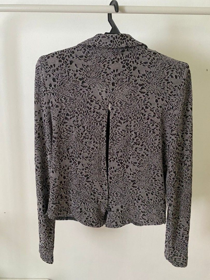 Patterned Vest Jacket (Category: Longsleeves) located in Semenyih. Submitted by plovelee (Listing ID 1350845536, Image 2). Description: Condition : 8/10 Material : Stretchable Style : Keyhole with button at the back Postage : RM7 Chat for more details.