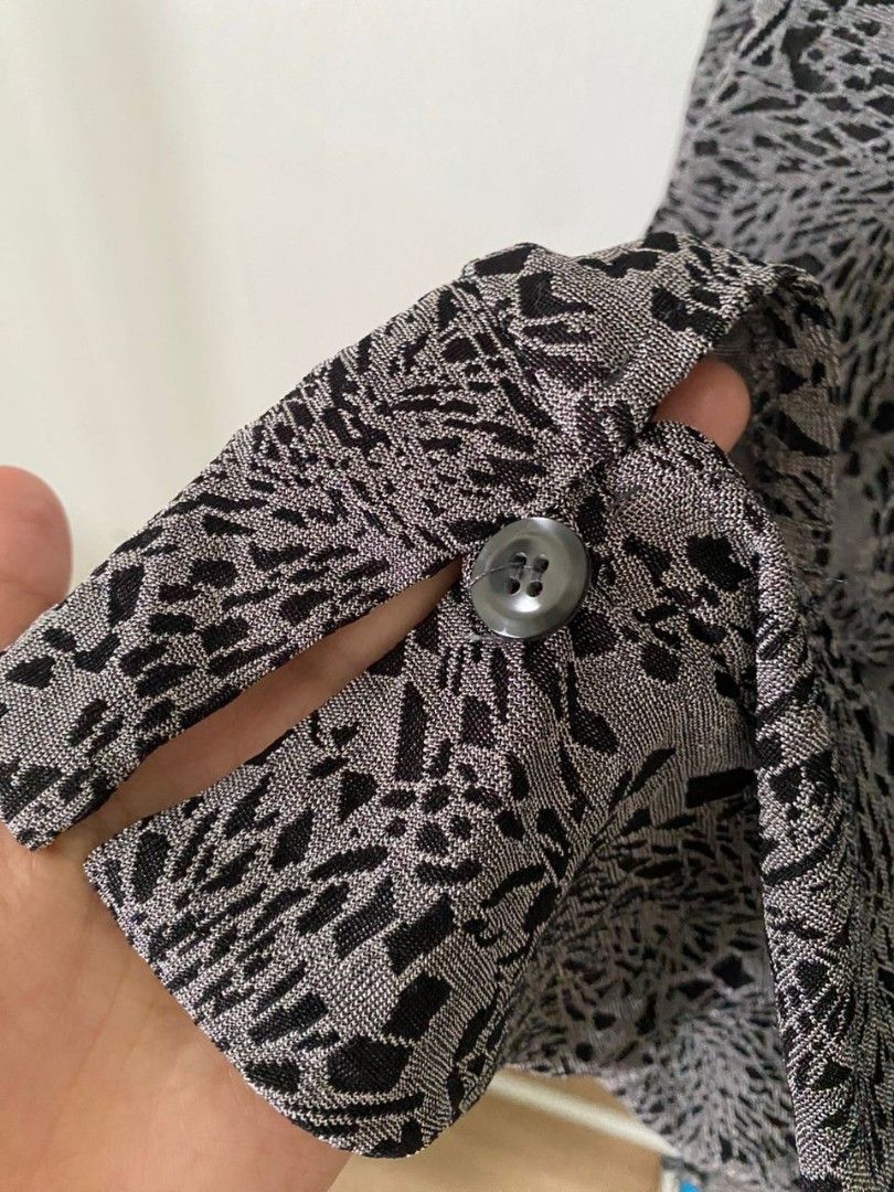 Patterned Vest Jacket (Category: Longsleeves) located in Semenyih. Submitted by plovelee (Listing ID 1350845536, Image 3). Description: Condition : 8/10 Material : Stretchable Style : Keyhole with button at the back Postage : RM7 Chat for more details.