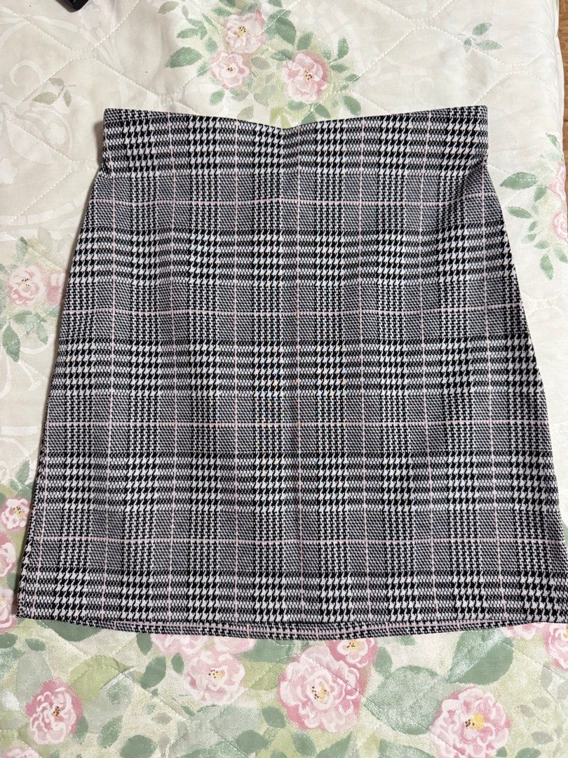 Plaid Skirt (Divided by H&M) (Category: Skirts) located in Caloocan City. Submitted by dmdmp (Listing ID 1350768202, Image 1). Description: Stretch material Size XS Used only once during SK trip .